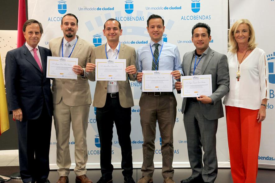 Clausura Curso EGME 2018 -  Imagen de las autoridades con unos  alumnos.