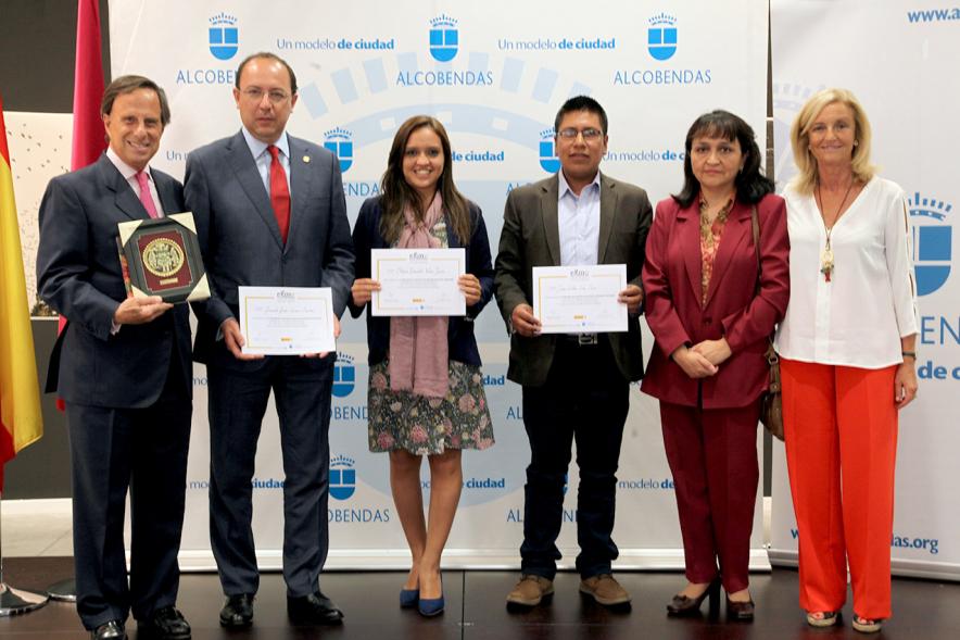 Clausura Curso EGME 2018 -  Imagen de las autoridades con un grupo de alumnos. 