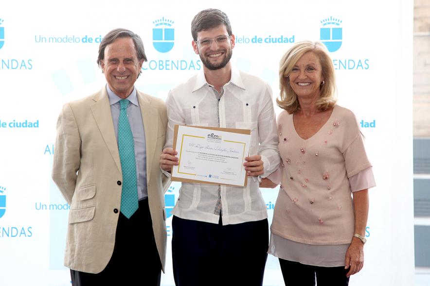 Clausura y Entrega de Diplomas EGME 2017 - El alcalde, un diplomado y la concejal.