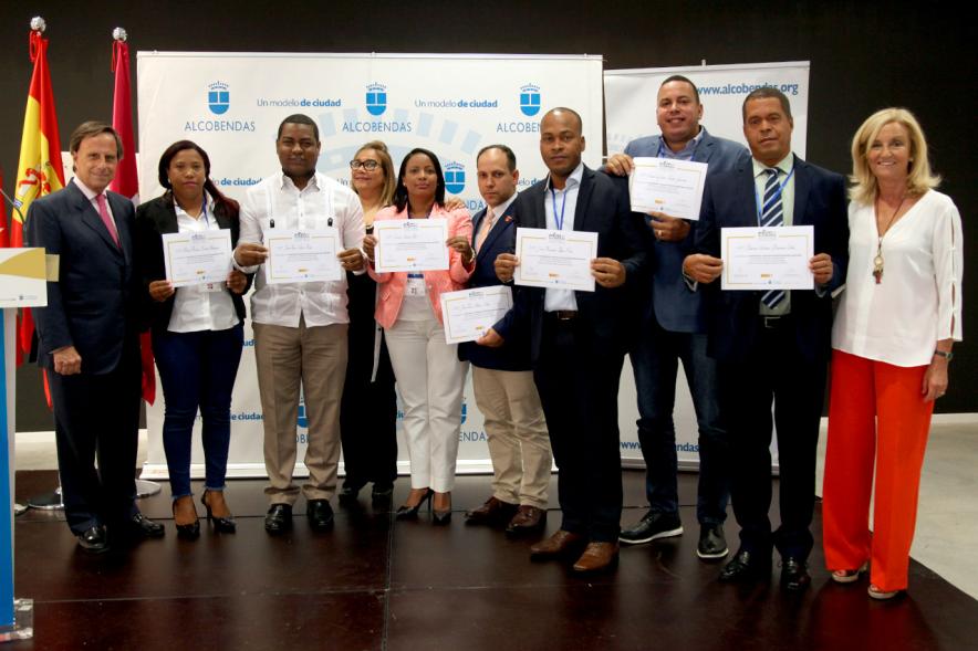Clausura Curso EGME 2018 - Posado de las autoridades con un grupo de alumnos.