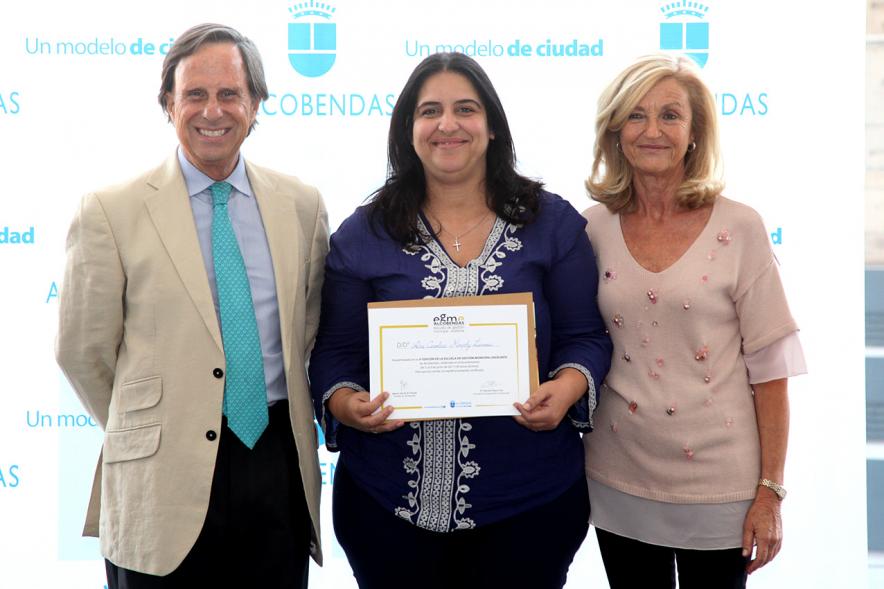 Clausura y Entrega de Diplomas EGME 2017 - El alcalde, una diplomada y la concejal.