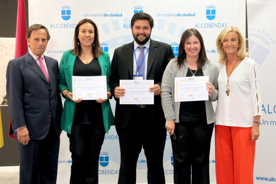 Clausura Curso EGME 2018 - Imagen de las autoridades con un grupo de alumnos. 