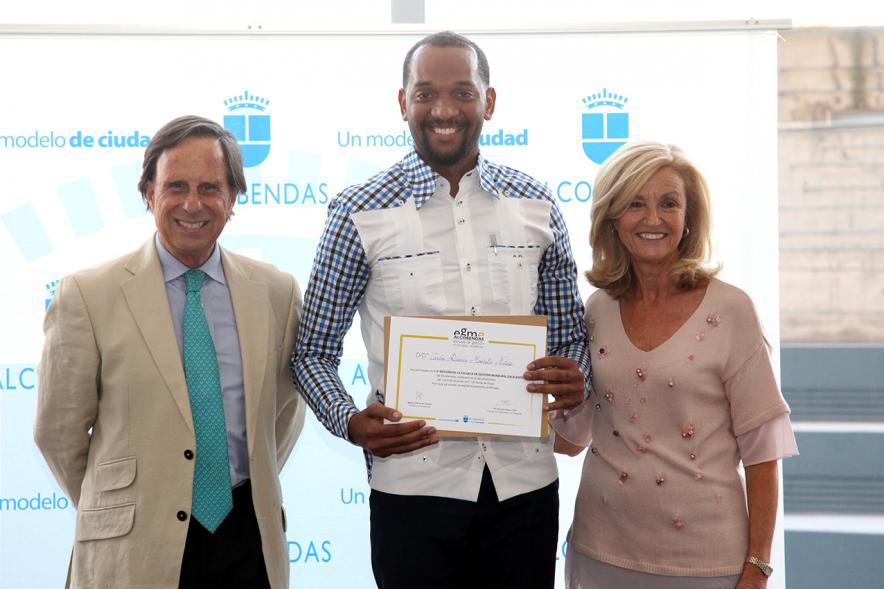 Clausura y Entrega de Diplomas EGME 2017 - El alcalde, un diplomado y la concejal.