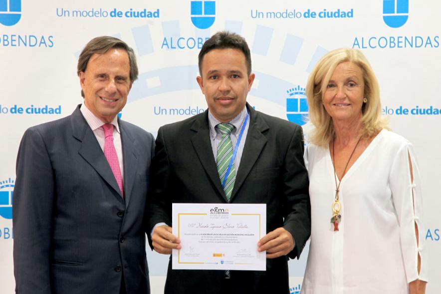 Clausura Curso EGME 2018 - Imagen de las autoridades con una alumna.