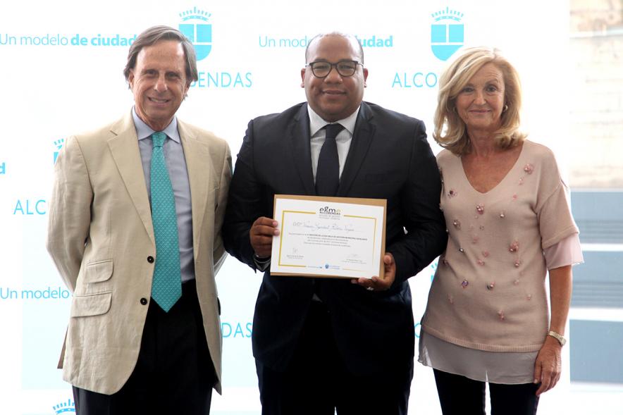 Clausura y Entrega de Diplomas EGME 2017 - El alcalde, un diplomado y la concejal.