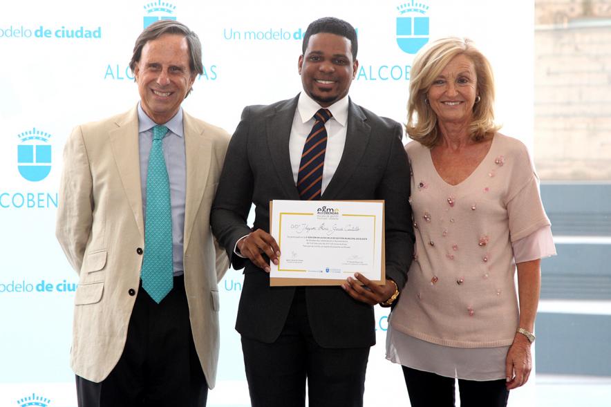 Clausura y Entrega de Diplomas EGME 2017 - El alcalde, un diplomado y la concejal.