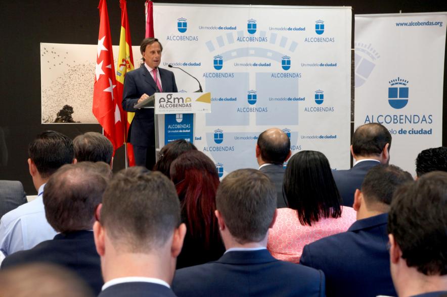 Clausura Curso EGME 2018 - Imagen lateral de los asistentes y del alcalde desde el atril.