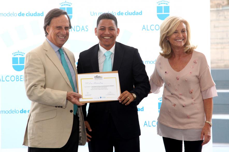 Clausura y Entrega de Diplomas EGME 2017 - El alcalde, un diplomado y la concejal.
