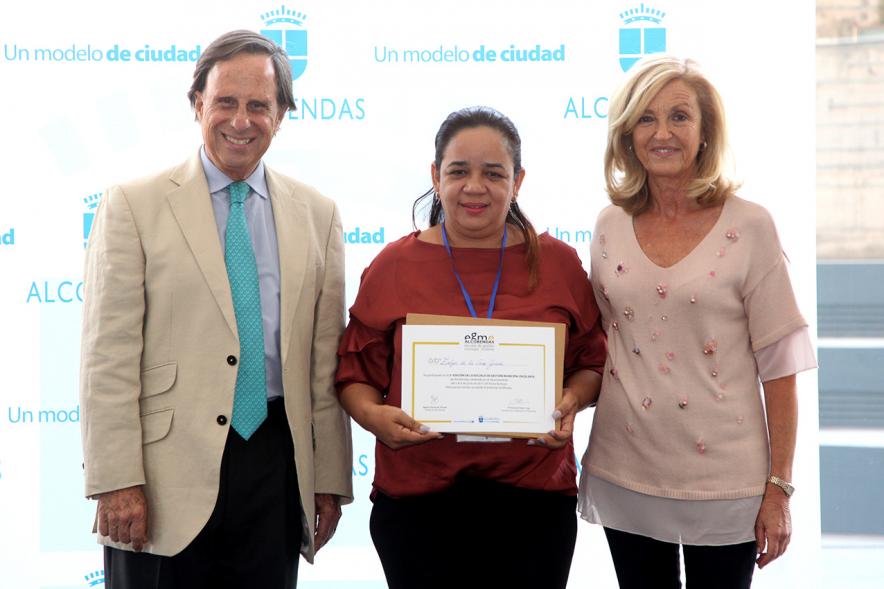 Clausura y Entrega de Diplomas EGME 2017 - El alcalde, una diplomada y la concejal.