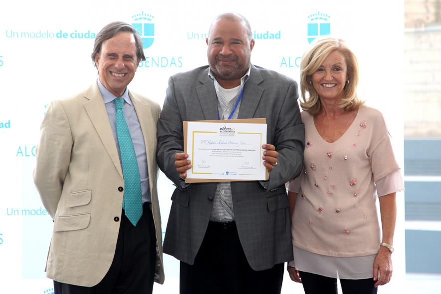 Clausura y Entrega de Diplomas EGME 2017 - El alcalde, un diplomado y la concejal.