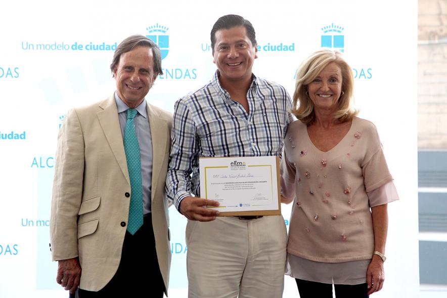 Clausura y Entrega de Diplomas EGME 2017 - El alcalde, un diplomado y la concejal.