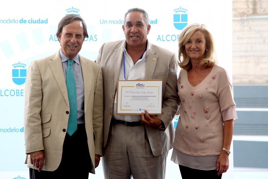 Clausura y Entrega de Diplomas EGME 2017 -El alcalde, un diplomado y la concejal.