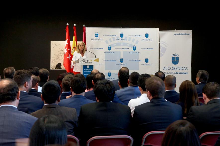 Clausura Curso EGME 2018 - Imagen trasera de los asistentes y el ponente.