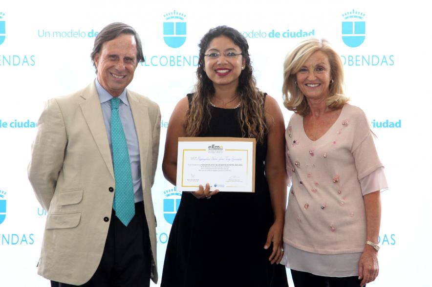 Clausura y Entrega de Diplomas EGME 2017 - El alcalde, una diplomada y la concejal.