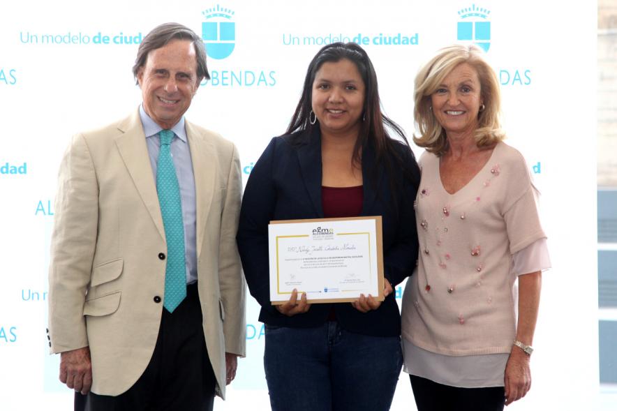 Clausura y Entrega de Diplomas EGME 2017 - El alcalde, una diplomada y la concejal.