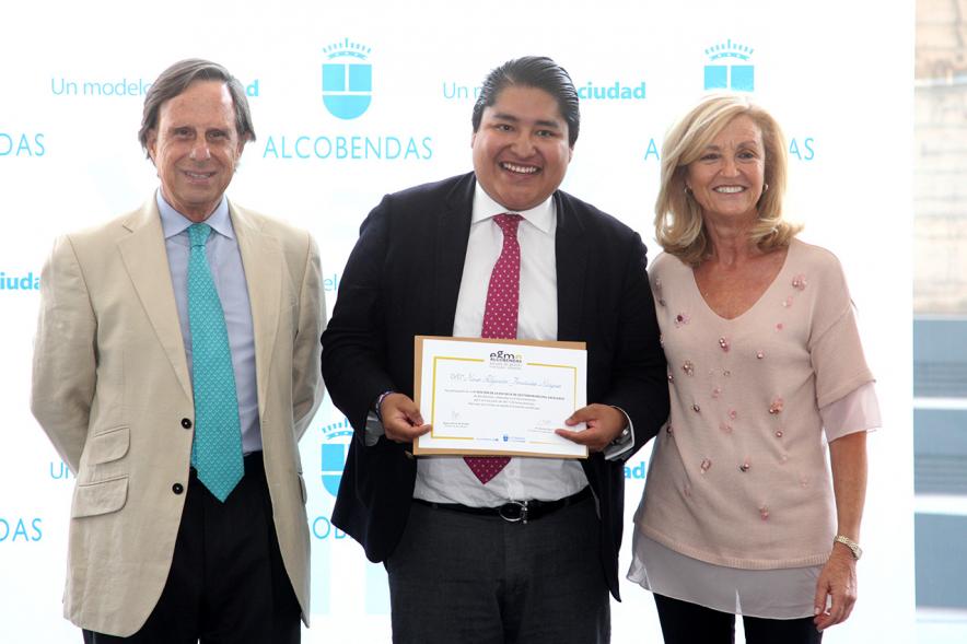 Clausura y Entrega de Diplomas EGME 2017 - El alcalde, un diplomado y la concejal.