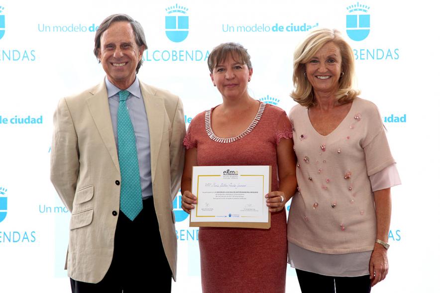 Clausura y Entrega de Diplomas EGME 2017 - El alcalde, una diplomada y la concejal.
