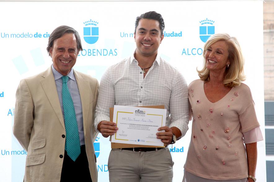 Clausura y Entrega de Diplomas EGME 2017 - El alcalde, un diplomado y la concejal.