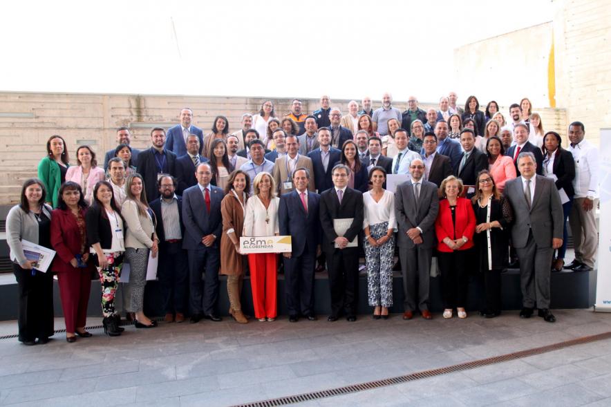 Clausura Curso EGME 2018 - Posado grupal de los alumnos y las autoridades.