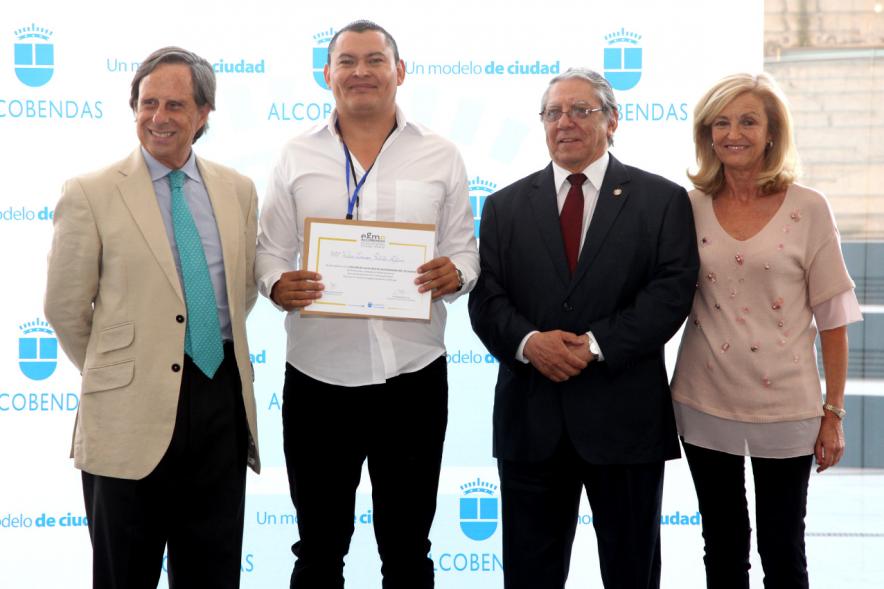 Clausura y Entrega de Diplomas EGME 2017 - Las autoridades municipales y empresariales junto al diplomado.