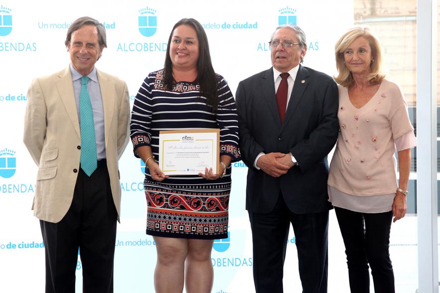 Clausura y Entrega de Diplomas EGME 2017 - Las autoridades municipales y  empresarial junto a la diplomada.