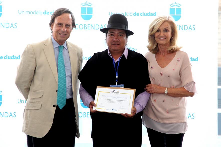 Clausura y Entrega de Diplomas EGME 2017 - El alcalde, un diplomado y la concejal.