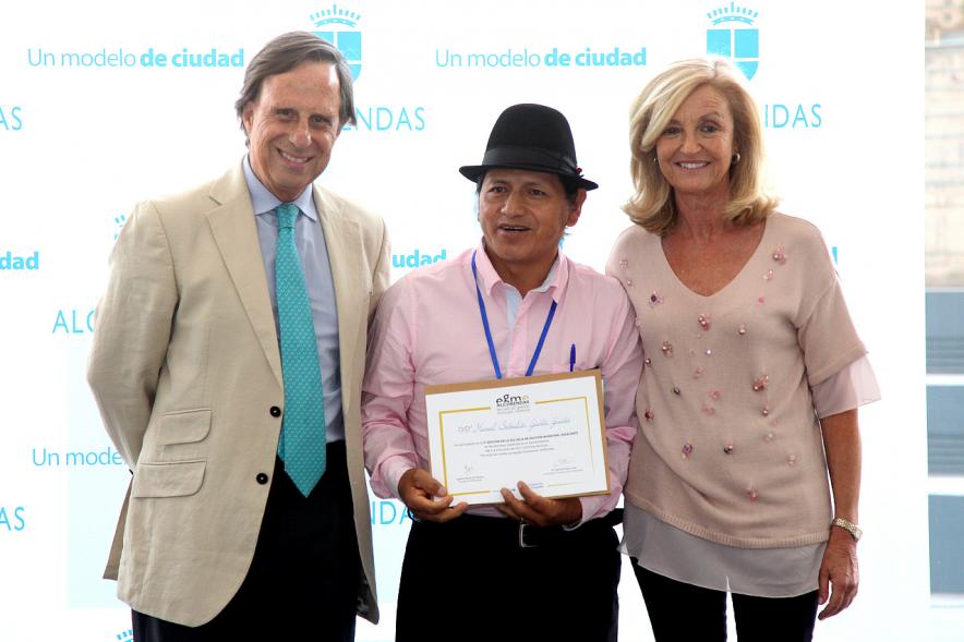 Clausura y Entrega de Diplomas EGME 2017 - El alcalde, un diplomado y la concejal.