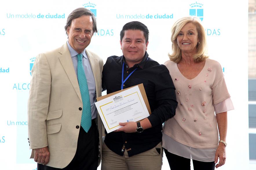 Clausura y Entrega de Diplomas EGME 2017 - El alcalde, un diplomado y la concejal.