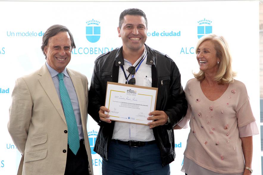 Clausura y Entrega de Diplomas EGME 2017 - El alcalde, un diplomado y la concejal.