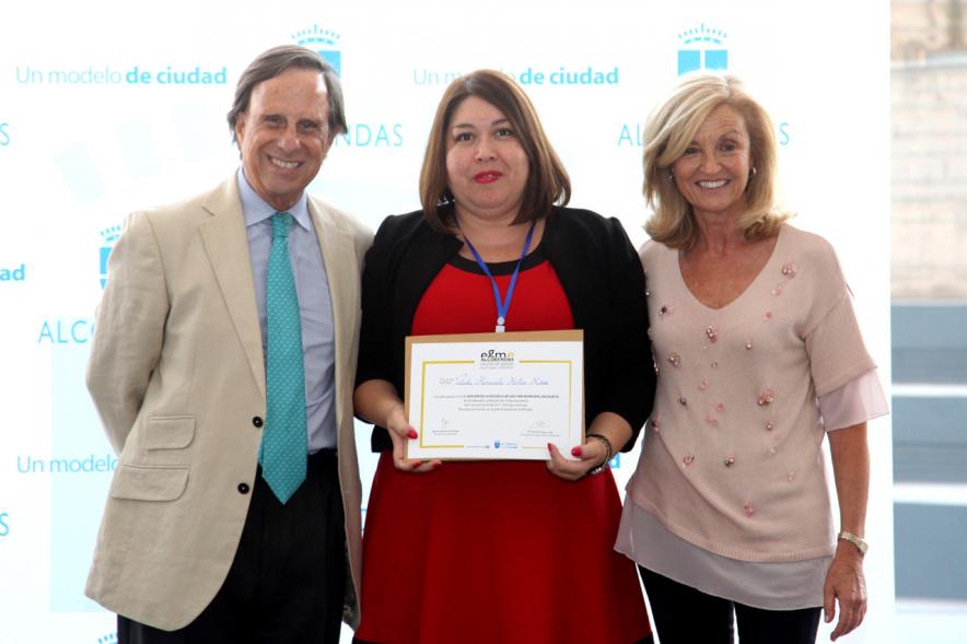 Clausura y Entrega de Diplomas EGME 2017 - El alcalde, una diplomada y la concejal.