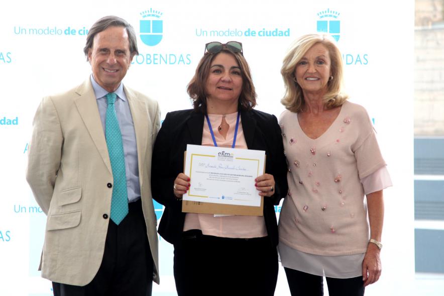 Clausura y Entrega de Diplomas EGME 2017 -El alcalde, un diplomado y la concejal.