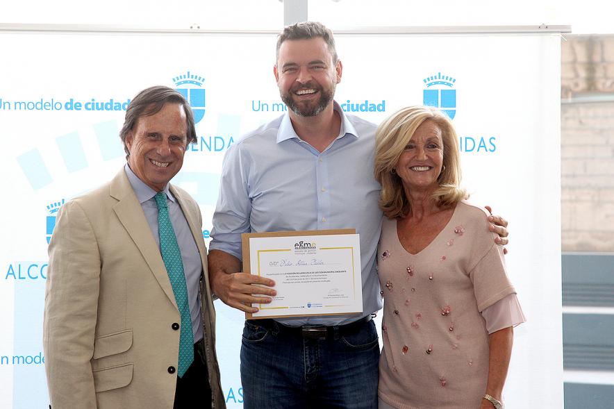 Clausura y Entrega de Diplomas EGME 2017 - El alcalde, un diplomado y la concejal.