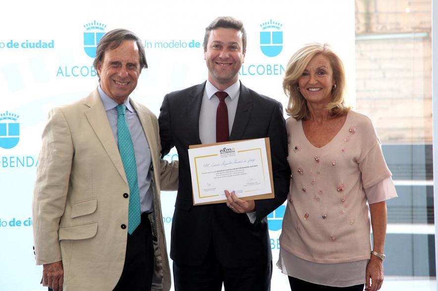 Clausura y Entrega de Diplomas EGME 2017 - El alcalde, un diplomado y la concejal.