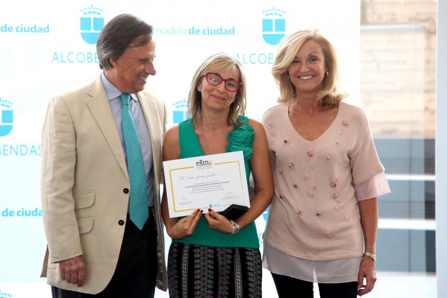 Clausura y Entrega de Diplomas EGME 2017 - El alcalde, una diplomada y la concejal.