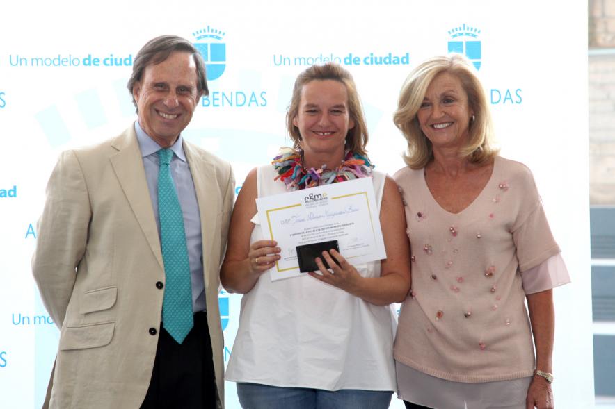 Clausura y Entrega de Diplomas EGME 2017 -El alcalde, una diplomada y la concejal.