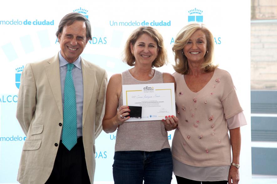 Clausura y Entrega de Diplomas EGME 2017 - El alcalde, una diplomada y la concejal.