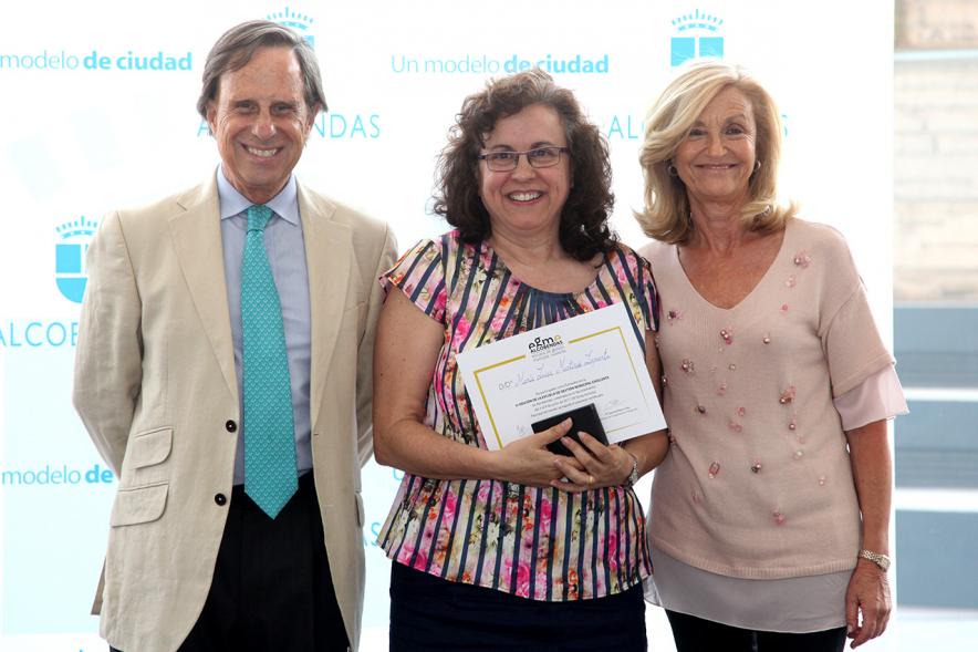 Clausura y Entrega de Diplomas EGME 2017 - El alcalde, una diplomada y la concejal.