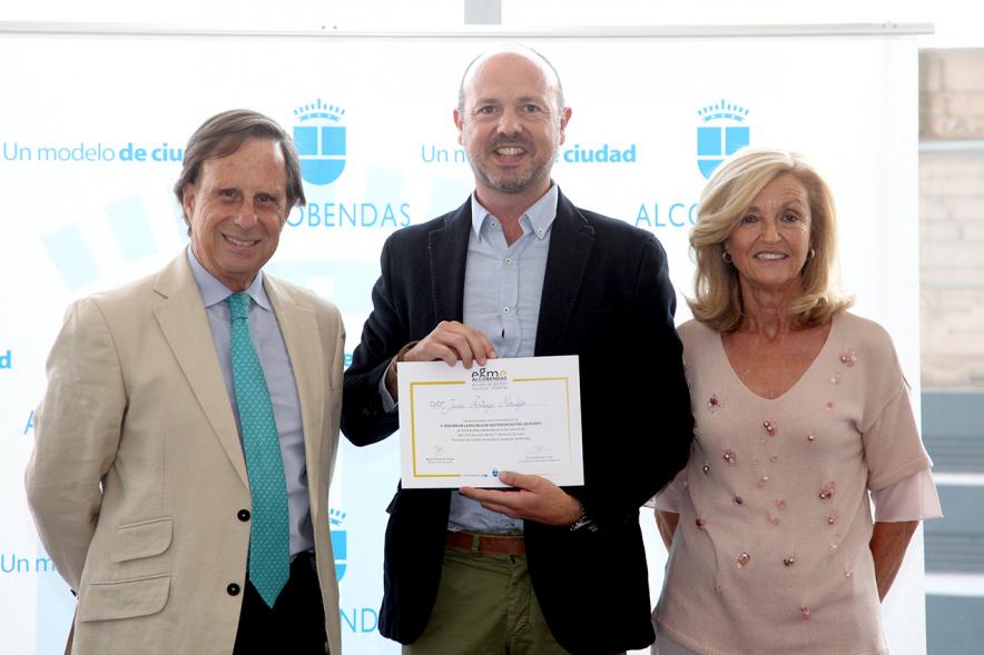 Clausura y Entrega de Diplomas EGME 2017 - El alcalde, un diplomado y la concejal.