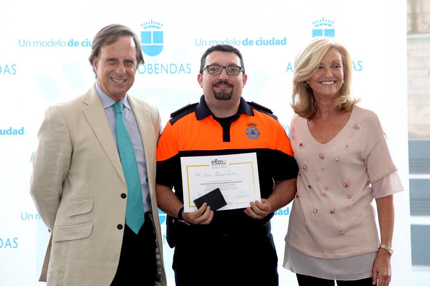 Clausura y Entrega de Diplomas EGME 2017 -El alcalde, un diplomado y la concejal.
