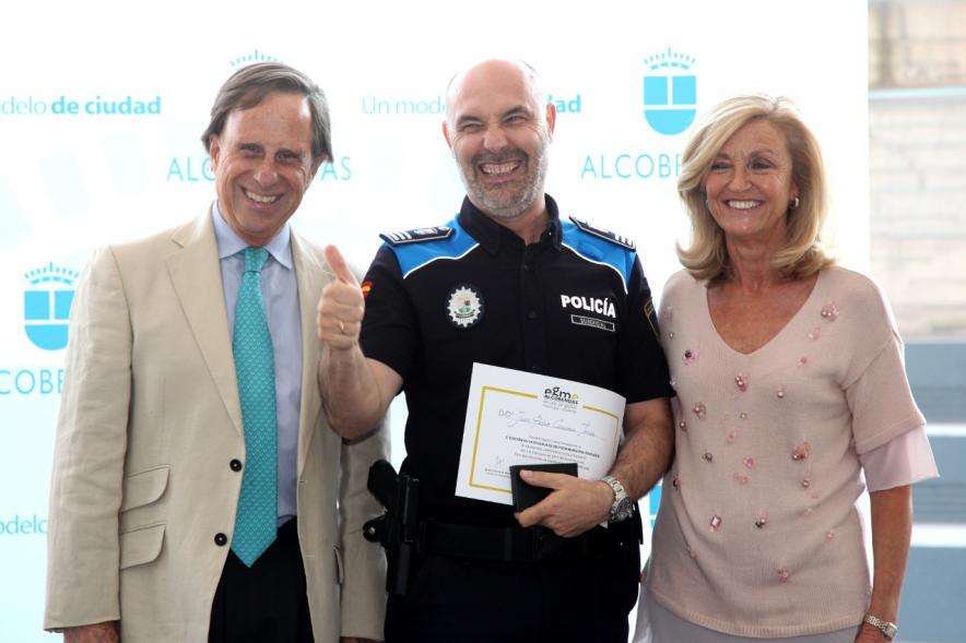 Clausura y Entrega de Diplomas EGME 2017 - El alcalde, un diplomado policial y la concejal.
