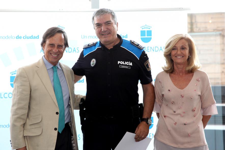 Clausura y Entrega de Diplomas EGME 2017 -  El alcalde, un diplomado policial y la concejal.