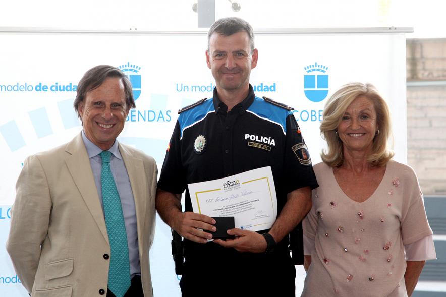 Clausura y Entrega de Diplomas EGME 2017 - El alcalde, un diplomado policial y la concejal.