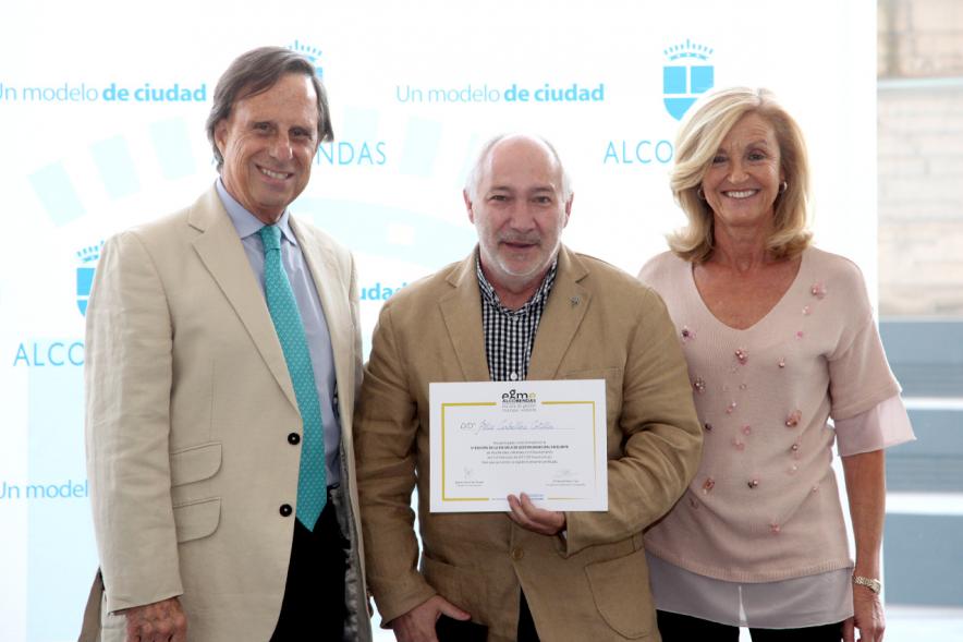 Clausura y Entrega de Diplomas EGME 2017 -  El alcalde, un diplomado y la concejal.