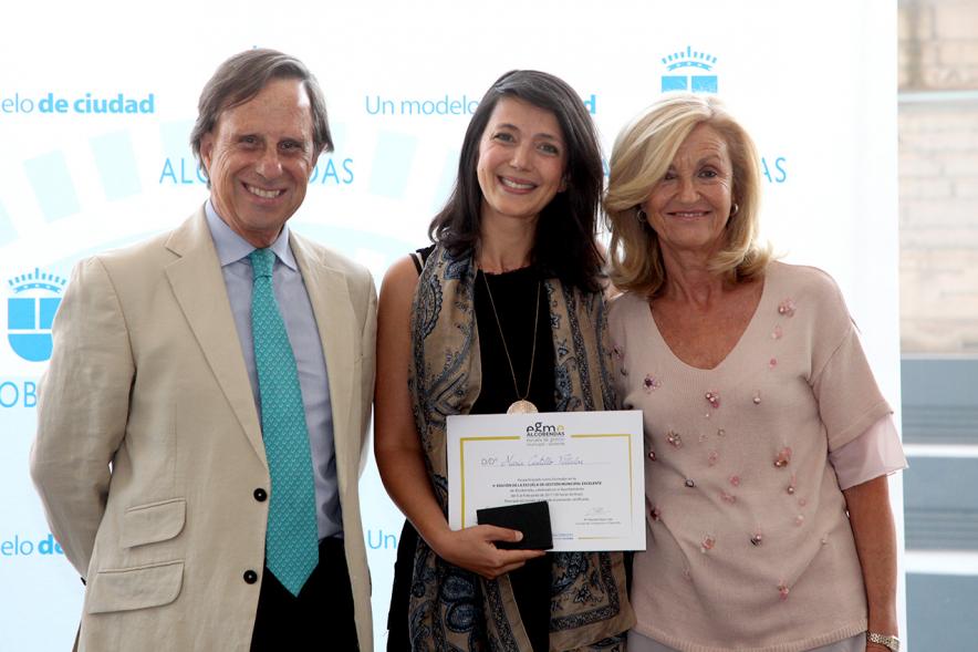 Clausura y Entrega de Diplomas EGME 2017 - El alcalde, una diplomado  y la concejal.