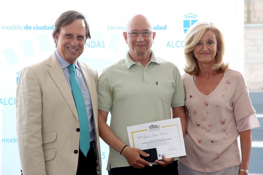 Clausura y Entrega de Diplomas EGME 2017 -  El alcalde, un diplomado policial y la concejal.