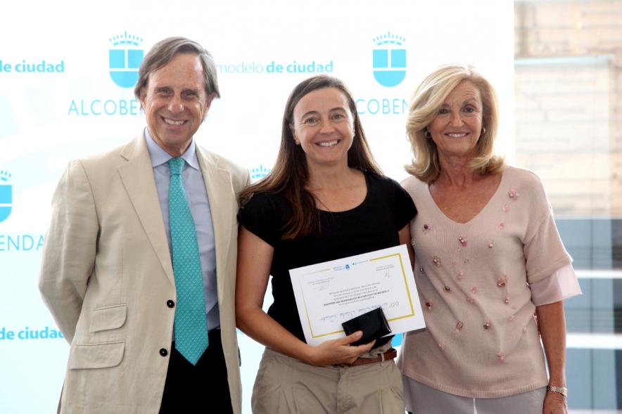 Clausura y Entrega de Diplomas EGME 2017 -  El alcalde, una diplomada y la concejal.
