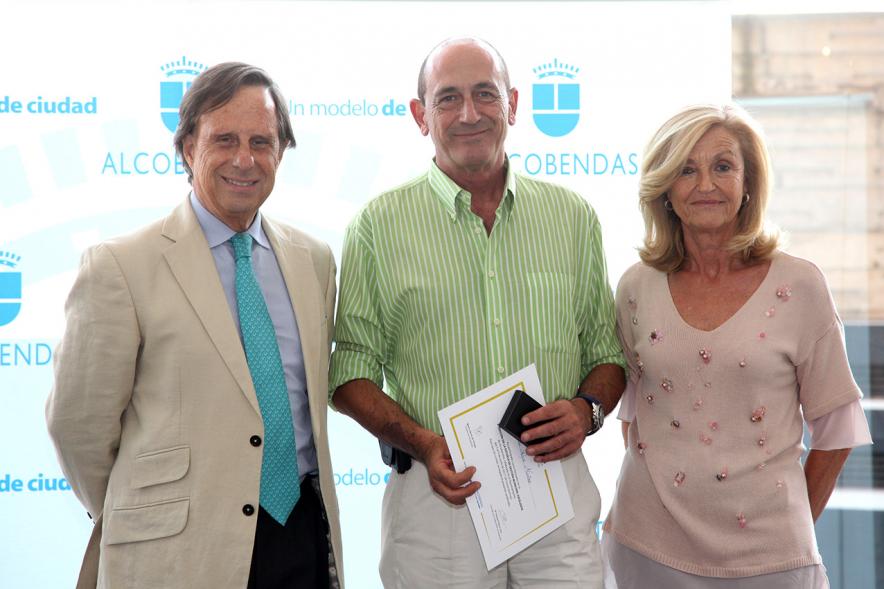 Clausura y Entrega de Diplomas EGME 2017 -  El alcalde, un diplomado  y la concejal.