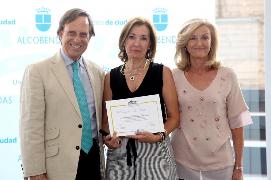 Clausura y Entrega de Diplomas EGME 2017 -  El alcalde, una diplomada  y la concejal.