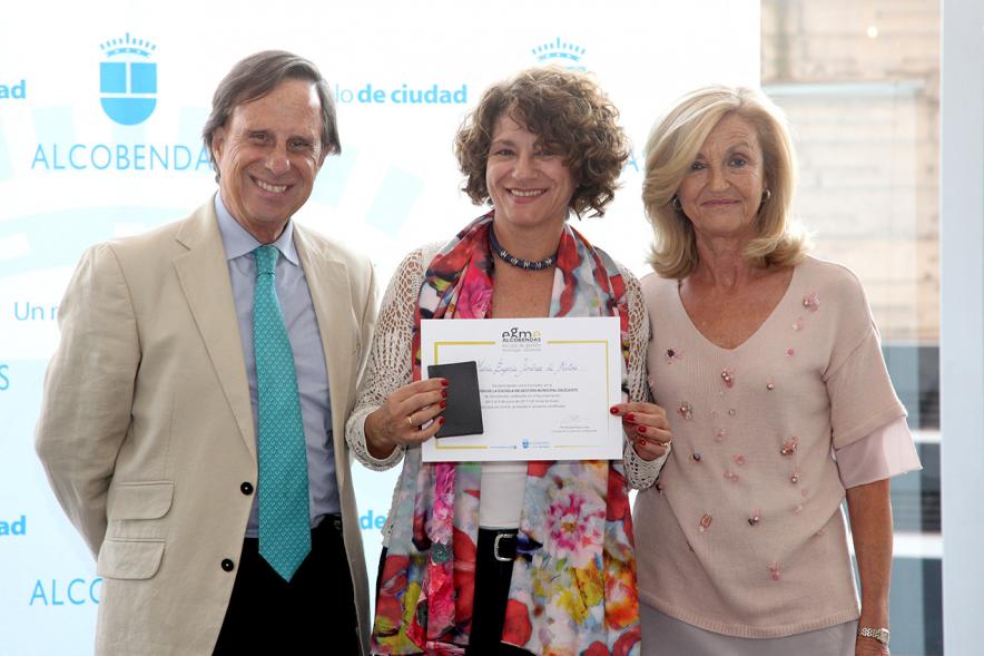 Clausura y Entrega de Diplomas EGME 2017 -  El alcalde, una diplomada  y la concejal.