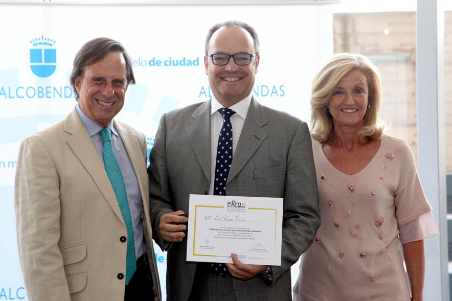 Clausura y Entrega de Diplomas EGME 2017 -  El alcalde, un diplomado  y la concejal.